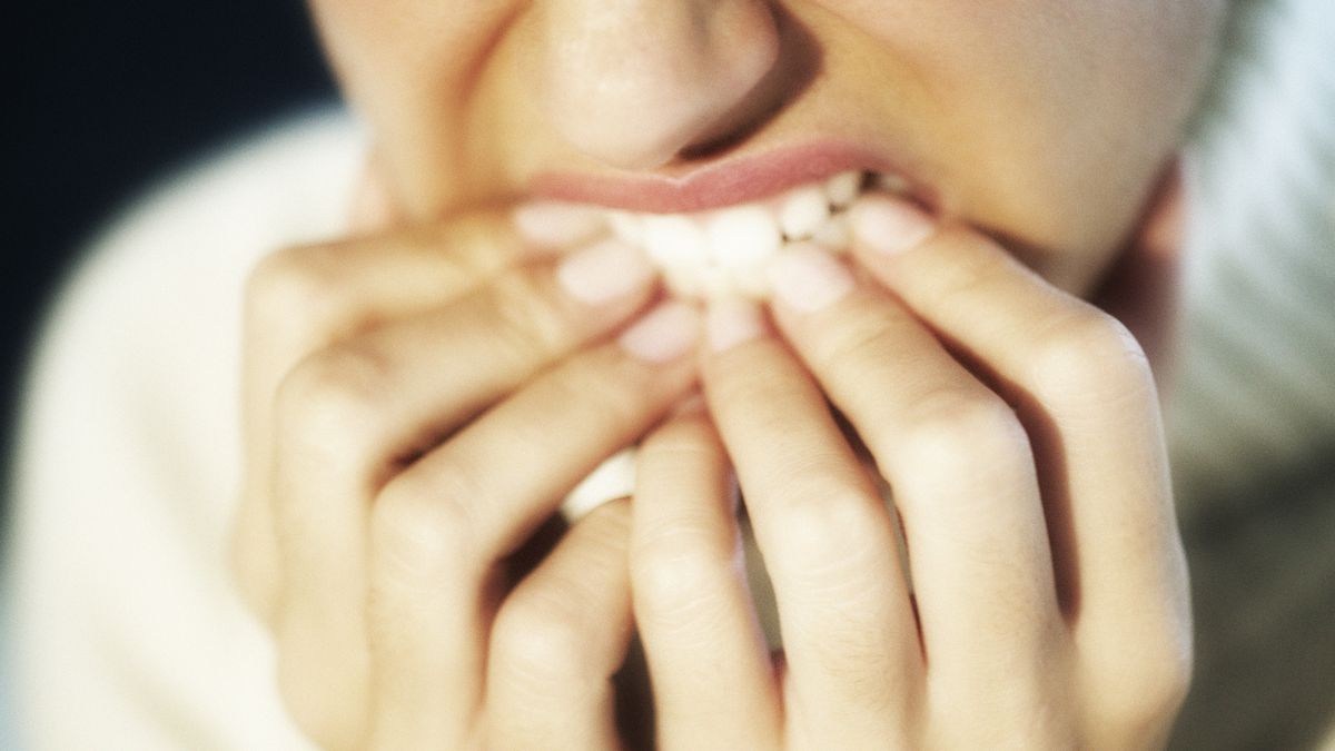How to Stop Biting Your Nails: 7 Tips (& Natural Remedies) - Tua Saúde
