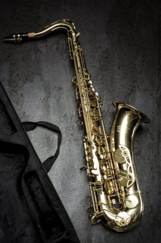 A saxophone next to a case.