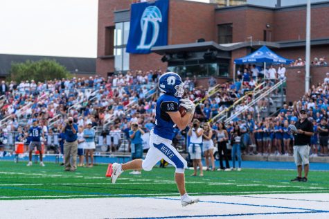 Jake Wilson catching a TD pass in Dariens 2021 home opener (Photo courtesy of DAF)